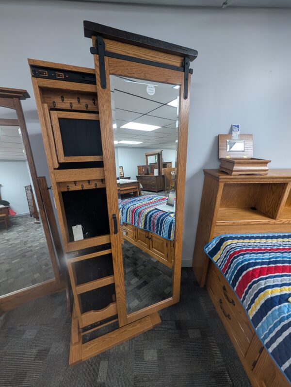 jewelry-mirror-with-earring-door